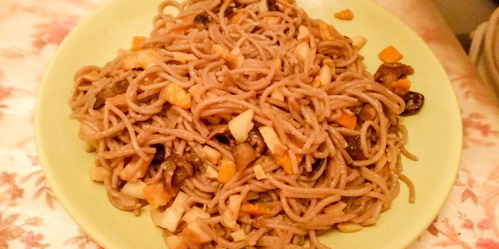 Рецепт гречневой лапши с кальмарами, грибами и цедрой