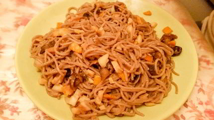 Гречневая лапша с кальмарами, грибами и цедрой