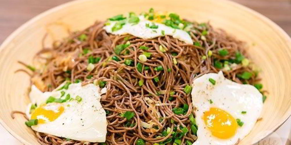 Рецепт гречневой лапши с капустой и яйцом