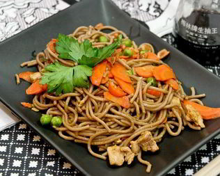 Гречневая лапша со свининой в соусе