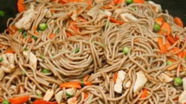 гречневая лапша со свининой в соусе