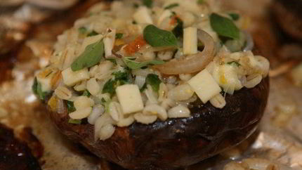 Грибы, фаршированные перловкой