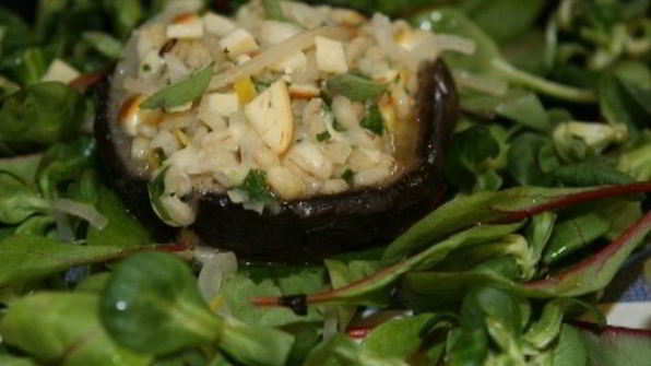 грибы, фаршированные перловкой