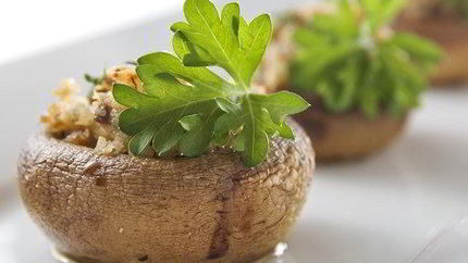 Грибы, фаршированные рикоттой и луком