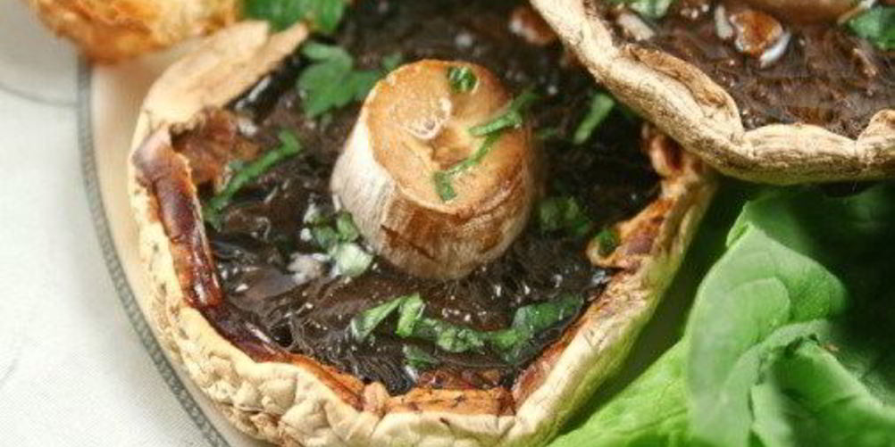 Рецепт грибов на гриле с трюфельным маслом, рукколой и пармезаном