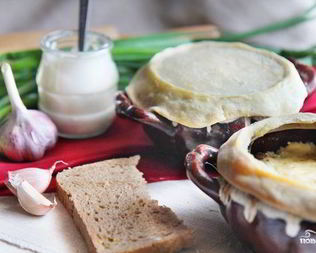 Грибы в горшочке со сметаной