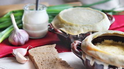 Грибы в горшочке со сметаной