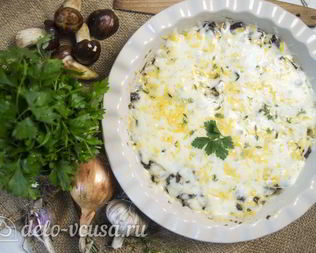 Грибы в сметане под сыром