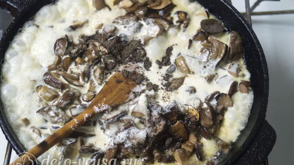 грибы в сметане под сыром