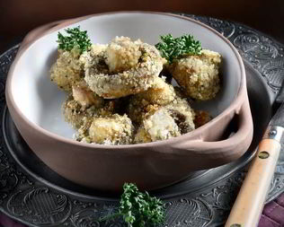 Грибы в сухарях с рисовой лапшой и салатом фризе