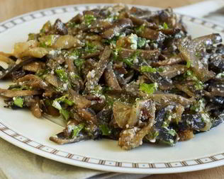 Грибы, жаренные с орехами