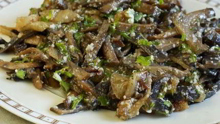 Грибы, жаренные с орехами