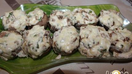 Шампиньоны, фаршированные кинзой и брынзой