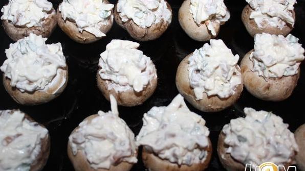 шампиньоны, фаршированные кинзой и брынзой