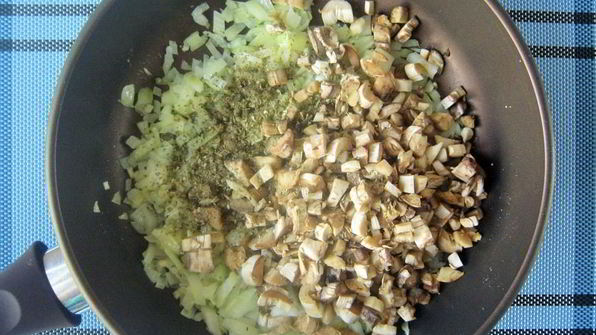 шампиньоны, фаршированные рисом и сыром