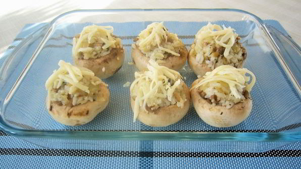шампиньоны, фаршированные рисом и сыром