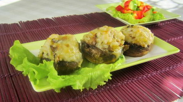 шампиньоны, фаршированные рисом и сыром