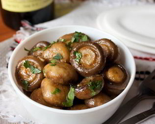 Шампиньоны с чесноком и хересом