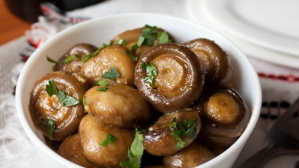 шампиньоны с чесноком и хересом