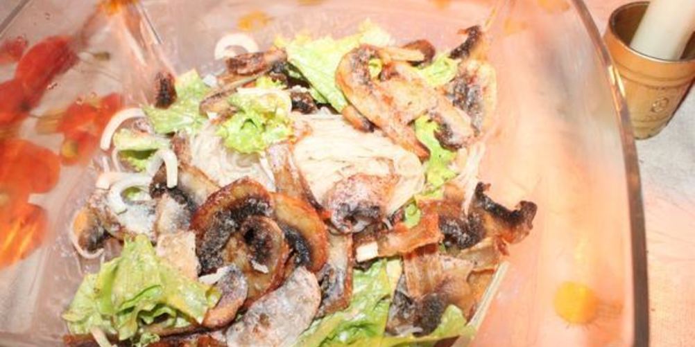 Рецепт шампиньонов с рисовой лапшой и салатом