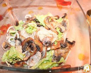 Шампиньоны с рисовой лапшой и салатом