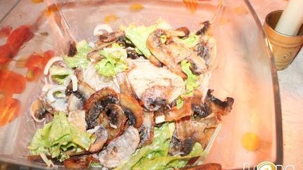Шампиньоны с рисовой лапшой и салатом