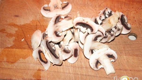 шампиньоны с рисовой лапшой и салатом