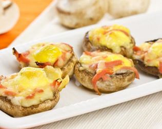 Шляпки шампиньонов, фаршированные перепелиными яйцами