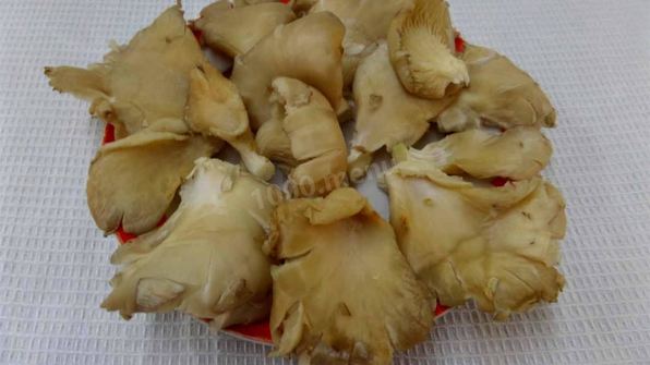 жареные грибы с чесноком