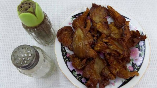 жареные грибы с чесноком