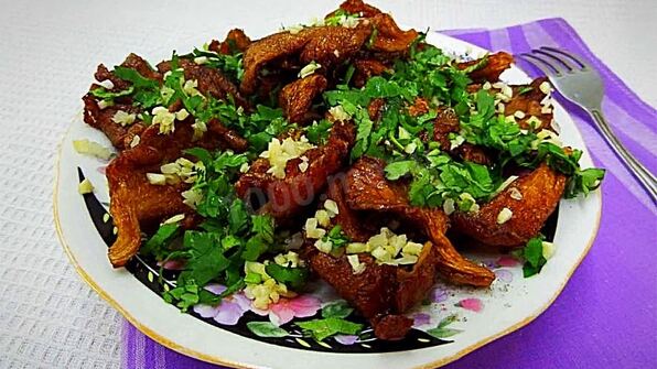 жареные грибы с чесноком