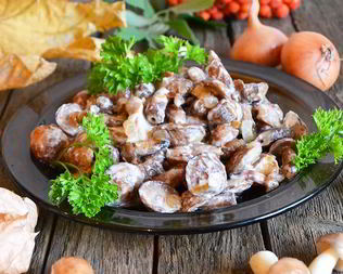 Жареные маслята в сметане