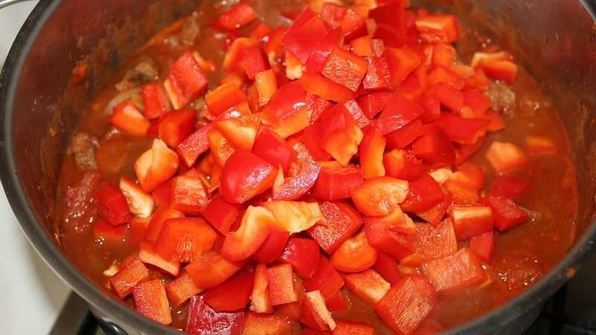 говяжий гуляш с чипетками