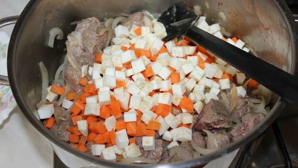 говяжий гуляш с чипетками