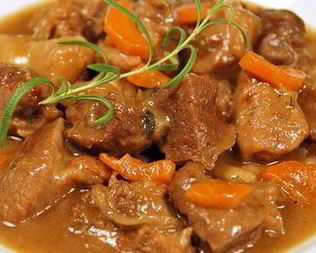 Гуляш из говядины с горчицей и яблоком