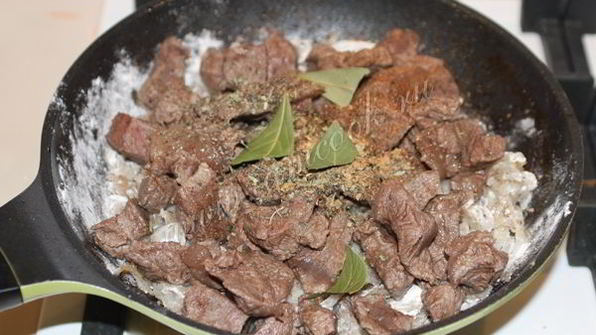 гуляш из говядины с подливкой