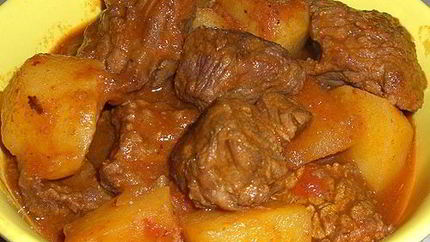 Гуляш из говядины с помидорами