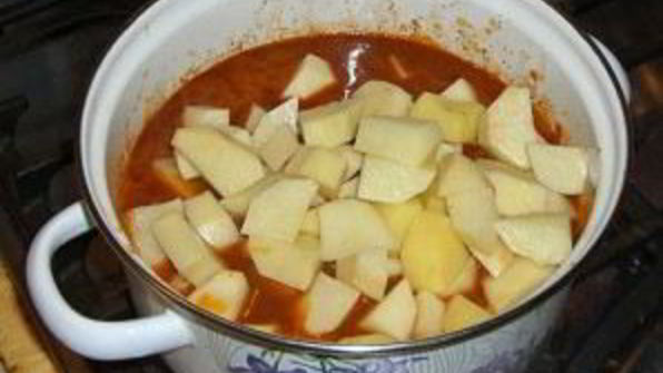 гуляш из говядины с помидорами