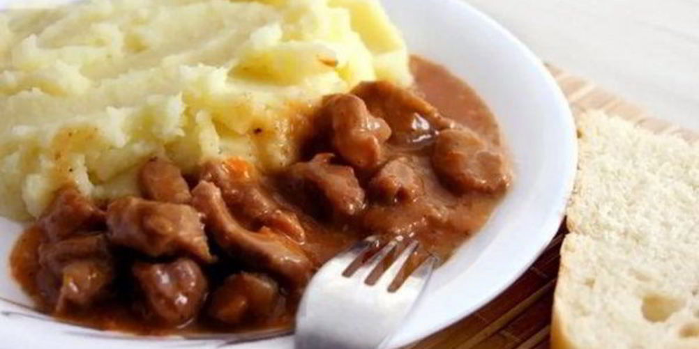 Рецепт гуляша из говядины с пюре и подливой