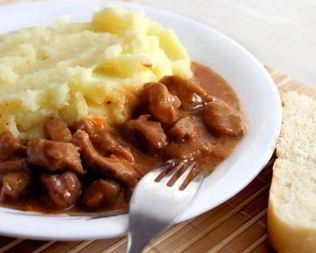 Гуляш из говядины с пюре и подливой