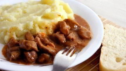 Гуляш из говядины с пюре и подливой