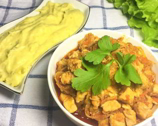 Гуляш из курицы с пюре из цветной капусты