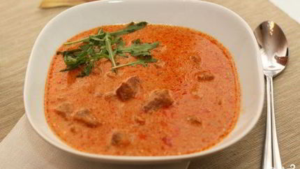 Гуляш из свинины с помидорами