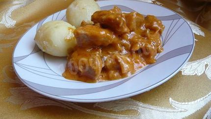 Гуляш из свинины со сметаной