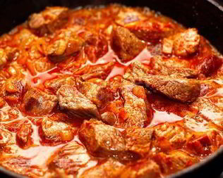 Гуляш с томатно-сливочным соусом