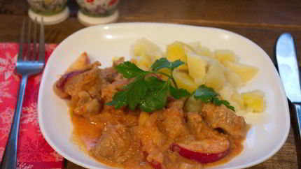 Гуляш с яблоком