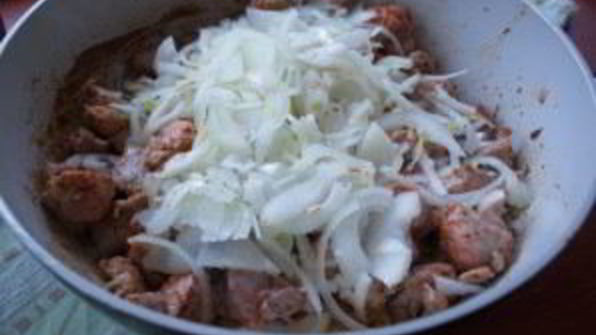 гуляш с яблоком