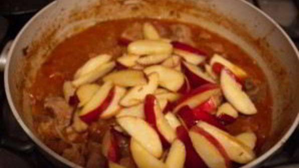 гуляш с яблоком