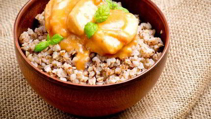 Куриный гуляш с гречкой