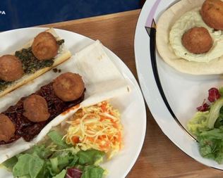 Фалафель в багете с чесночным соусом и салатом коул-слоу